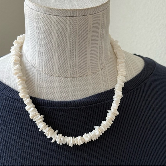 Vintage Jewelry - Vintage White Puka Shell Chip Necklace with Barrel Clasp 18”